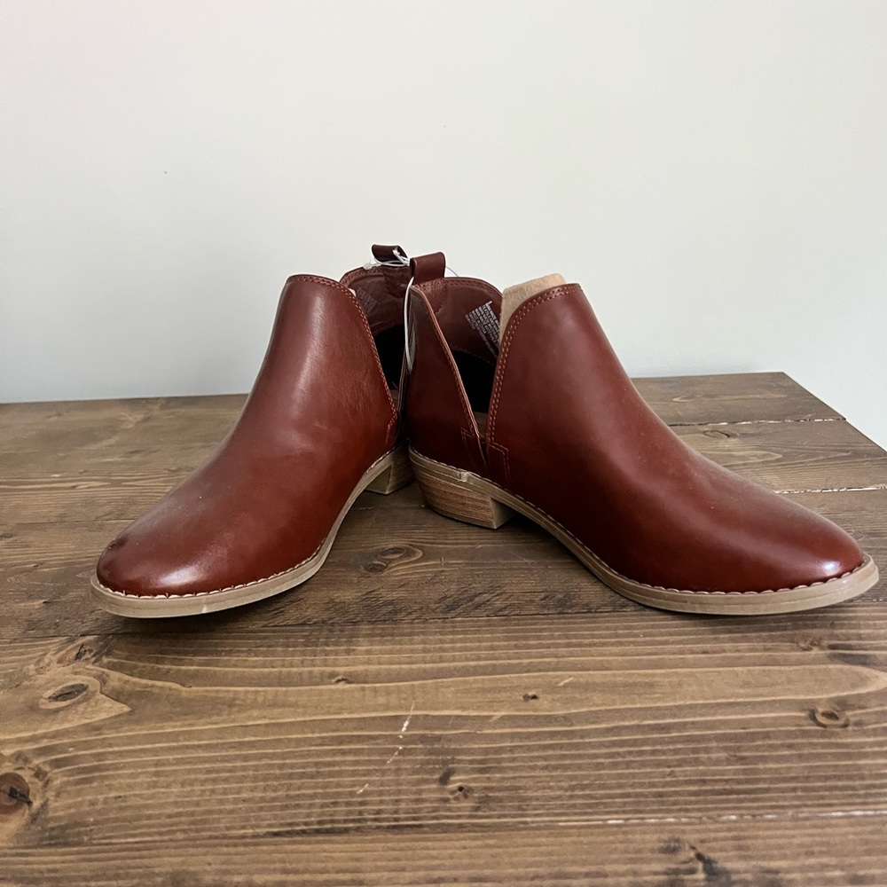 NWT Ankle boot Universal Thread size 7 brown boots for women